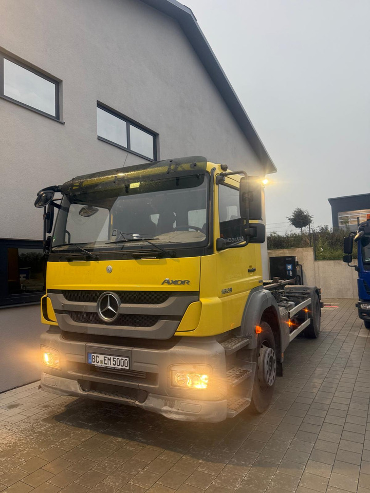 MERCEDES-BENZ AXOR 1829/ 18t Abroller TÜV/SP Neu - شاحنة ذات خطاف: صورة 1 MERCEDES-BENZ AXOR 1829/ 18t Abroller TÜV/SP Neu - شاحنة ذات خطاف: صورة 1