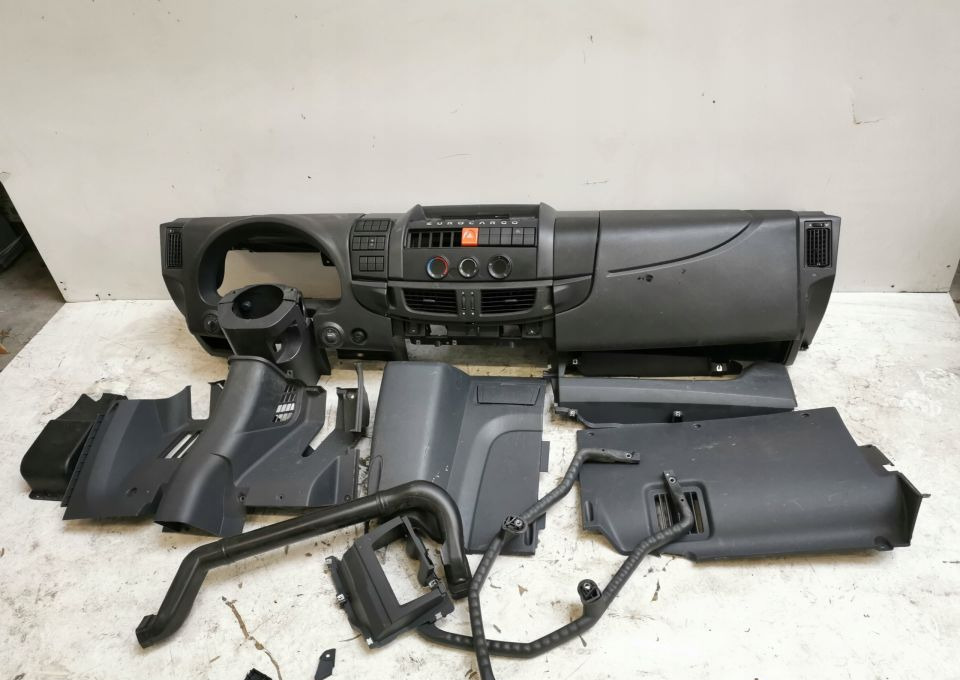 KONSOLA IVECO EUROCARGO EURO6 - لوحة القيادة - شاحنة: صورة 1 KONSOLA IVECO EUROCARGO EURO6 - لوحة القيادة - شاحنة: صورة 1