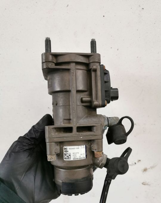 Zawór GŁÓWNY HAMULCA ACTROS MP4 A0044311506 KNOR - صمام الفرامل - شاحنة: صورة 1 Zawór GŁÓWNY HAMULCA ACTROS MP4 A0044311506 KNOR - صمام الفرامل - شاحنة: صورة 1
