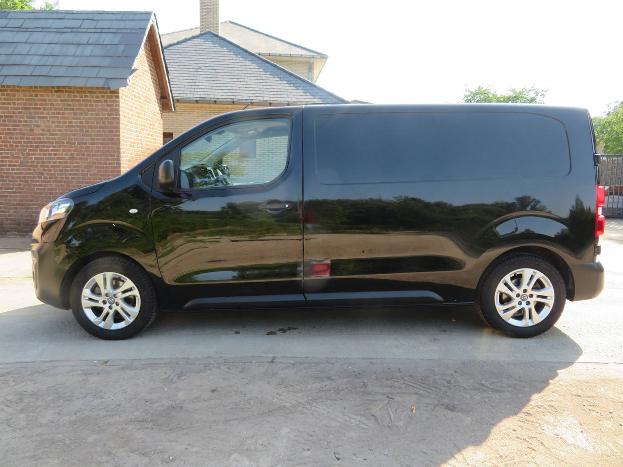 OPEL Vivaro 2.0 Turbo - L2H1 - فان المدمجة: صورة 4 OPEL Vivaro 2.0 Turbo - L2H1 - فان المدمجة: صورة 4