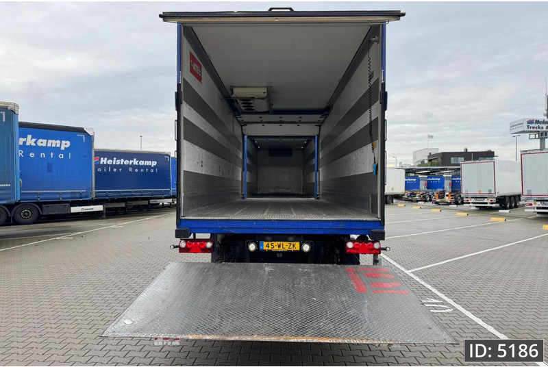 Mercedes-Benz Antos 2736 Day Cab, Euro 6, + Schmitz / Durchladbar / Carrier / 92m3 - شاحنة الفريزر: صورة 5 Mercedes-Benz Antos 2736 Day Cab, Euro 6, + Schmitz / Durchladbar / Carrier / 92m3 - شاحنة الفريزر: صورة 5