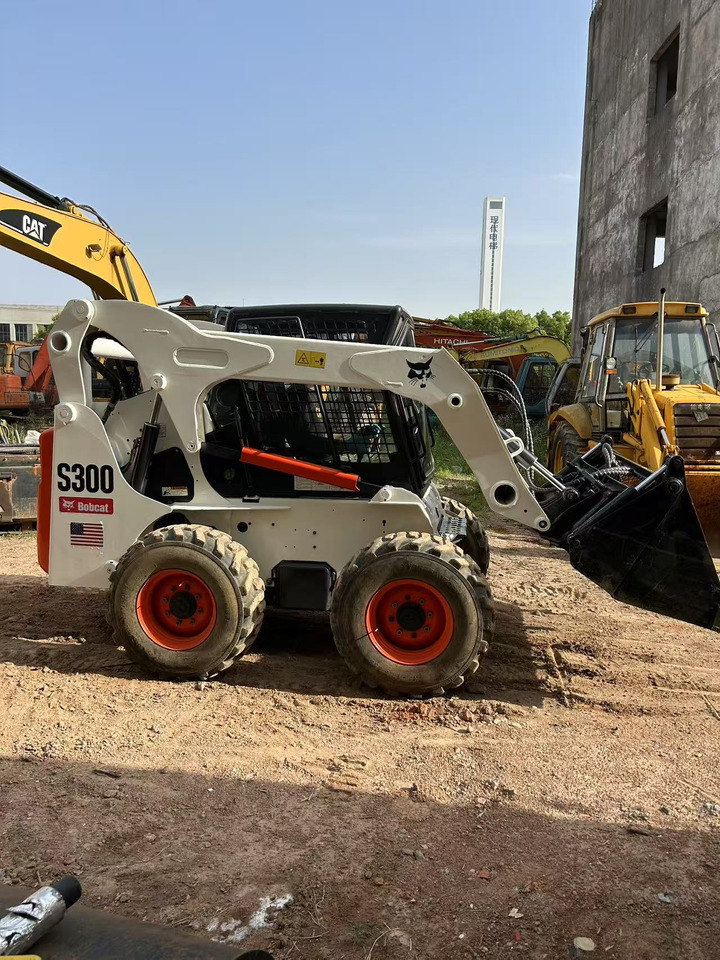 BOBCAT BOBCAT Skid Steer Loader S300 - شيول صغير: صورة 2 BOBCAT BOBCAT Skid Steer Loader S300 - شيول صغير: صورة 2