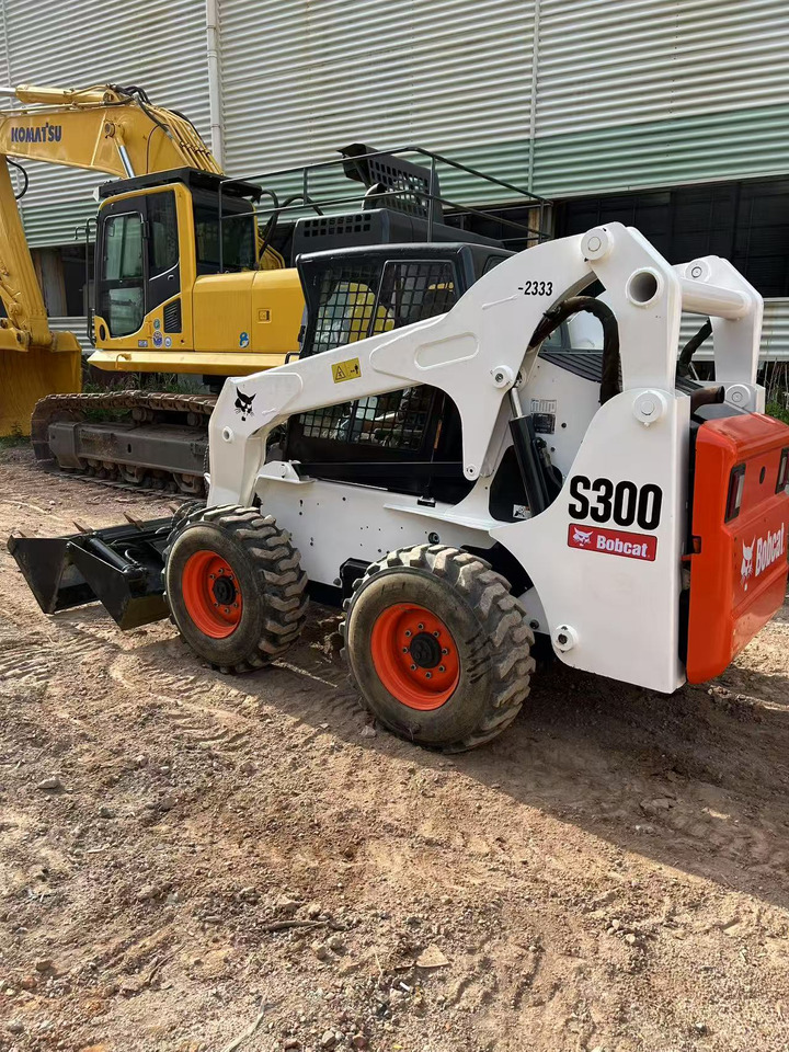 BOBCAT BOBCAT Skid Steer Loader S300 - شيول صغير: صورة 4 BOBCAT BOBCAT Skid Steer Loader S300 - شيول صغير: صورة 4