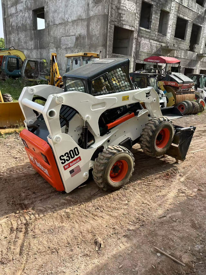 BOBCAT BOBCAT Skid Steer Loader S300 - شيول صغير: صورة 3 BOBCAT BOBCAT Skid Steer Loader S300 - شيول صغير: صورة 3