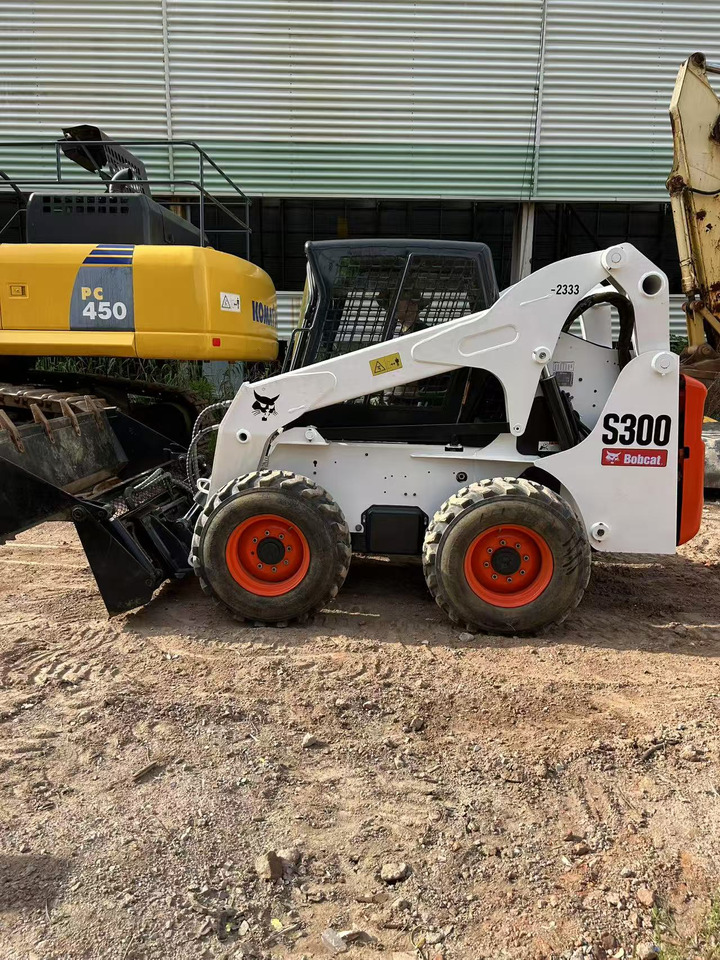 BOBCAT BOBCAT Skid Steer Loader S300 - شيول صغير: صورة 5 BOBCAT BOBCAT Skid Steer Loader S300 - شيول صغير: صورة 5