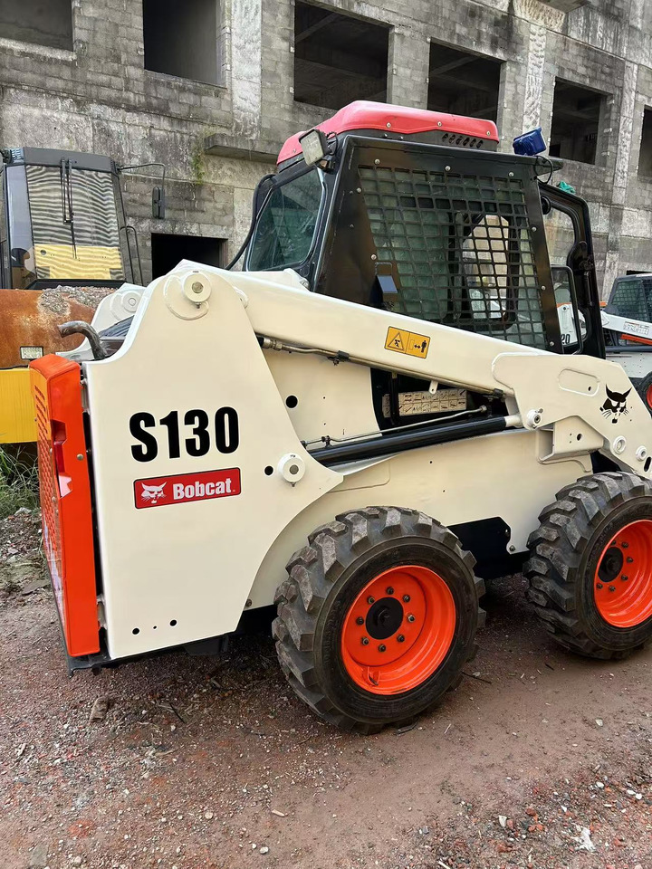 BOBCAT Skid Steer Loader S130 - شيول صغير: صورة 2 BOBCAT Skid Steer Loader S130 - شيول صغير: صورة 2