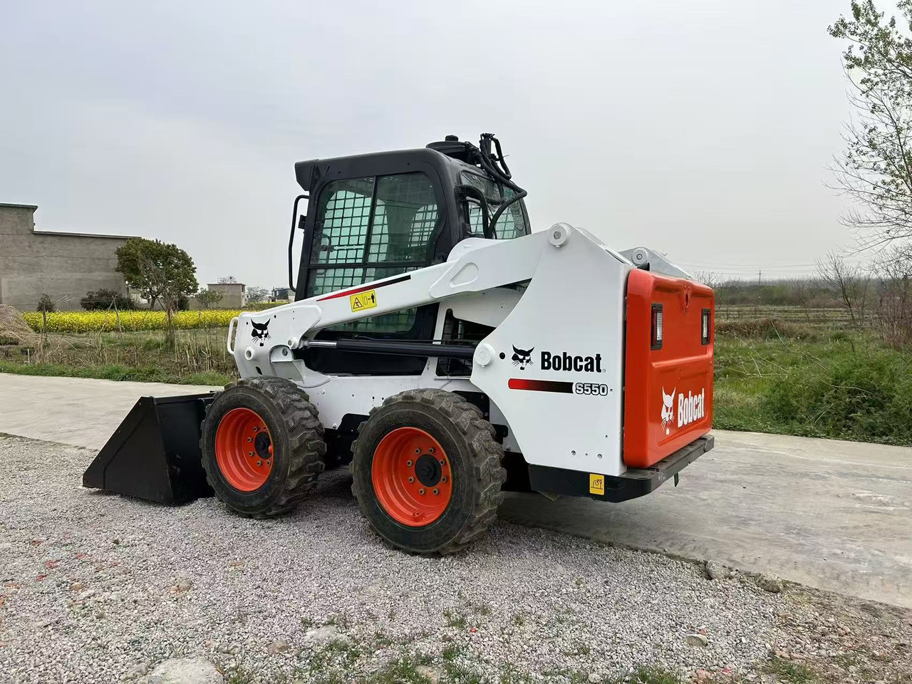 BOBCAT Skid Steer Loader S550 - شيول صغير: صورة 3 BOBCAT Skid Steer Loader S550 - شيول صغير: صورة 3