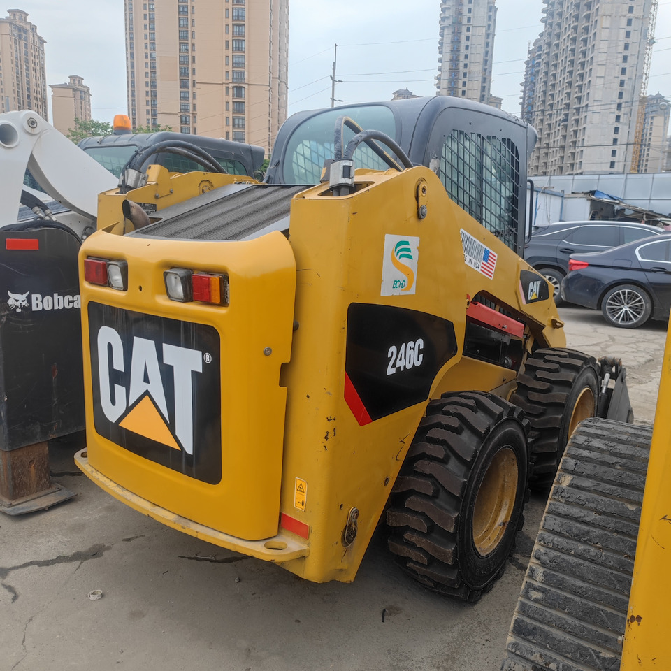 CAT 246C Skid Steer Loader - شيول صغير: صورة 2 CAT 246C Skid Steer Loader - شيول صغير: صورة 2