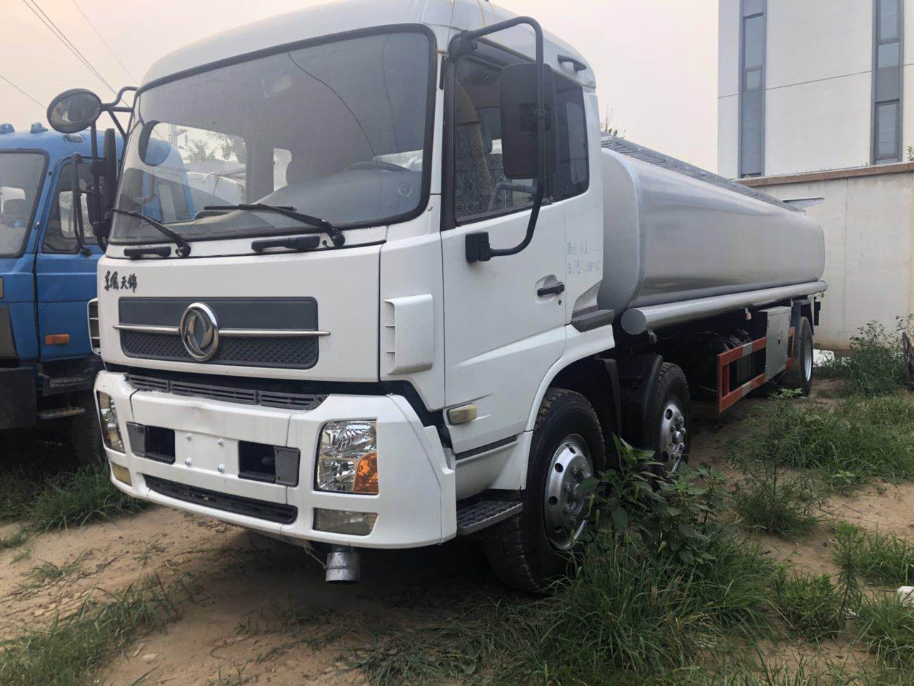 DONGFENG fuel tanker CLICK HERE FOR DISCOUNT - شاحنة صهريج: صورة 2 DONGFENG fuel tanker CLICK HERE FOR DISCOUNT - شاحنة صهريج: صورة 2