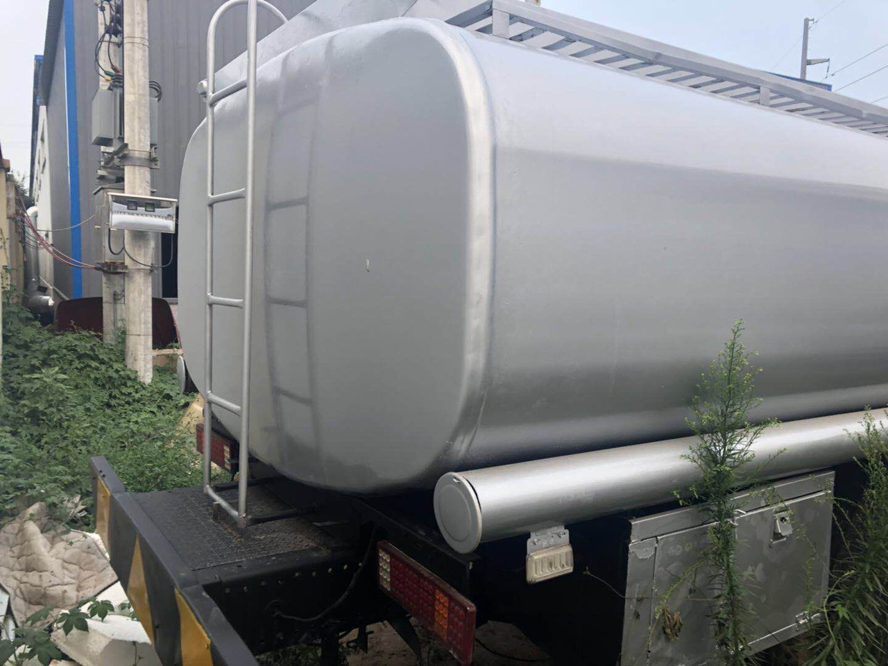 DONGFENG fuel tanker CLICK HERE FOR DISCOUNT - شاحنة صهريج: صورة 4 DONGFENG fuel tanker CLICK HERE FOR DISCOUNT - شاحنة صهريج: صورة 4