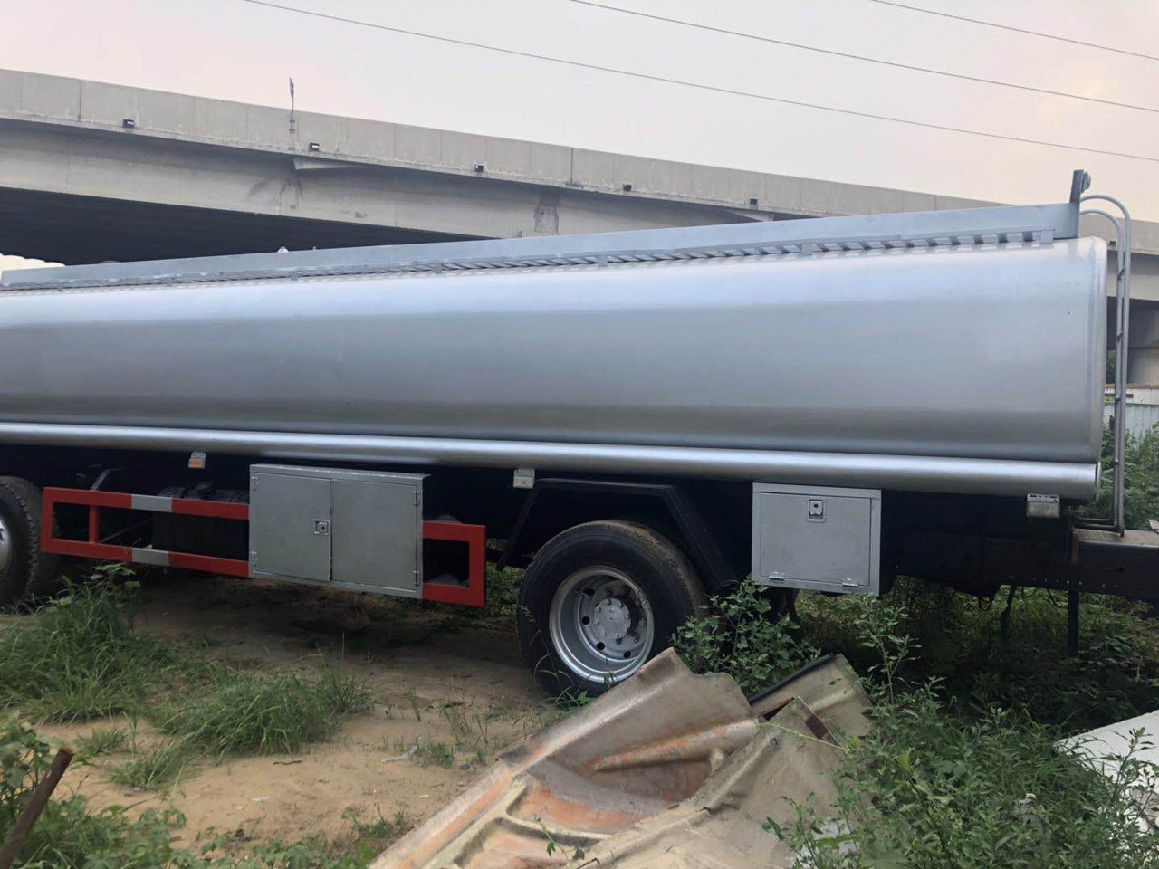 DONGFENG fuel tanker CLICK HERE FOR DISCOUNT - شاحنة صهريج: صورة 5 DONGFENG fuel tanker CLICK HERE FOR DISCOUNT - شاحنة صهريج: صورة 5
