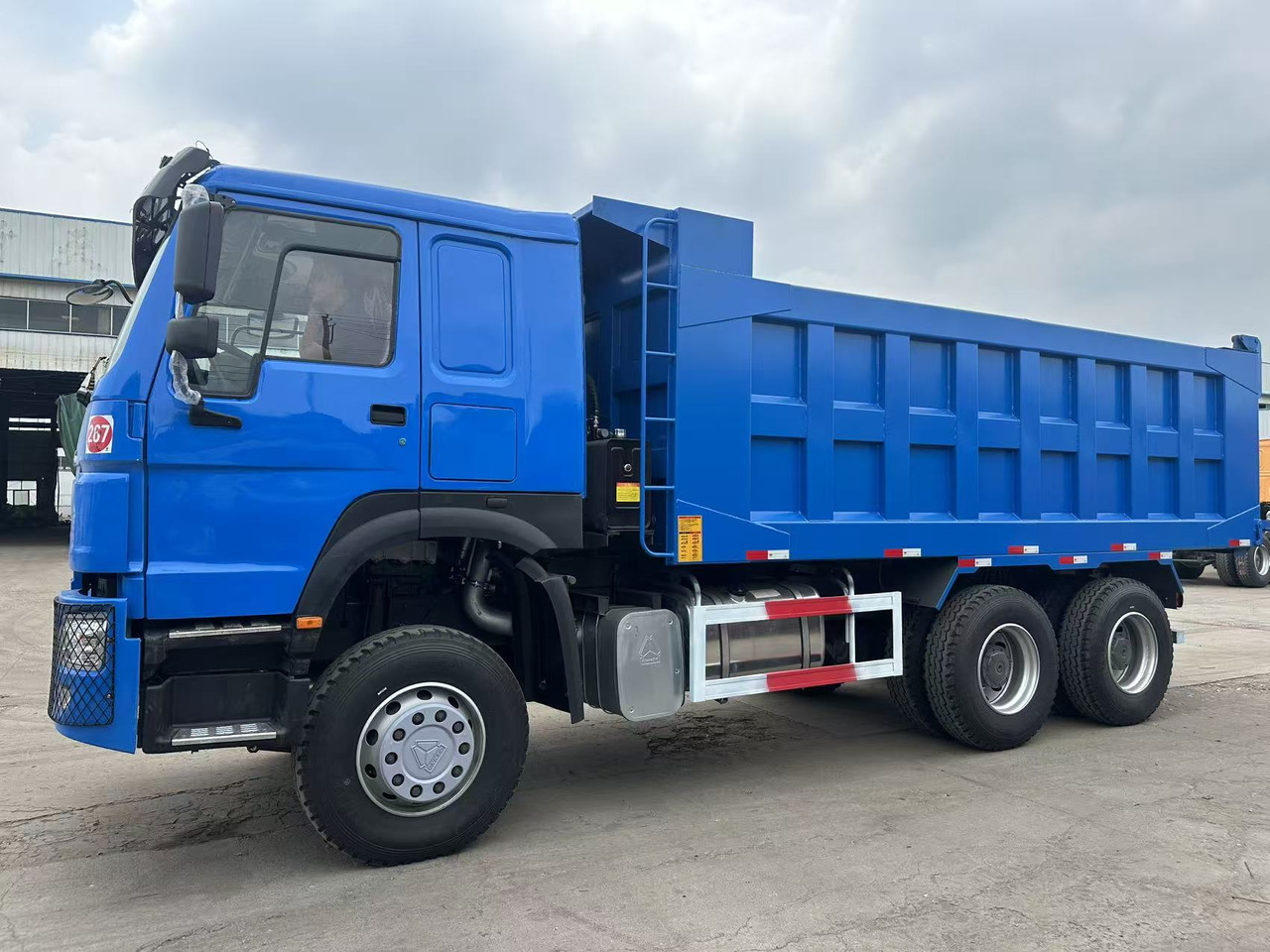 HOWO 371HP Dump Truck 6x4 Click Here for Discount - شاحنة قلاب: صورة 2 HOWO 371HP Dump Truck 6x4 Click Here for Discount - شاحنة قلاب: صورة 2