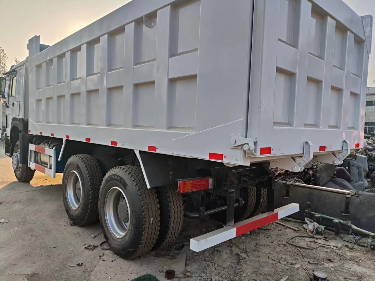 HOWO 375Dump Truck Right-Hand Drive - شاحنة قلاب: صورة 5 HOWO 375Dump Truck Right-Hand Drive - شاحنة قلاب: صورة 5