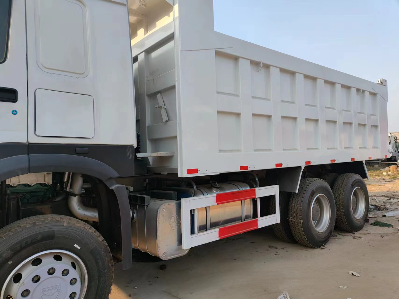 HOWO 375Dump Truck Right-Hand Drive - شاحنة قلاب: صورة 4 HOWO 375Dump Truck Right-Hand Drive - شاحنة قلاب: صورة 4