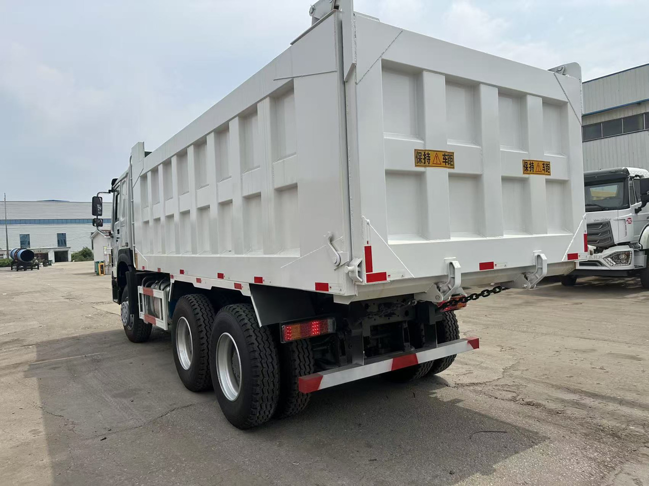 HOWO Dump Truck 6x4 Click Here for Discount - شاحنة قلاب: صورة 5 HOWO Dump Truck 6x4 Click Here for Discount - شاحنة قلاب: صورة 5
