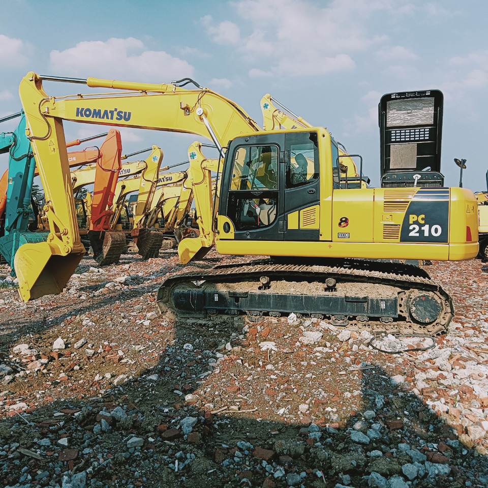 حفار زحاف KOMATSU PC210-8: صورة 1