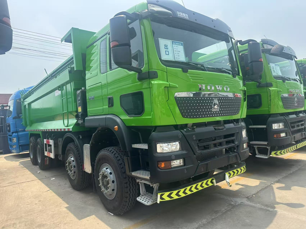 SINOTRUK Dump Truck 8x4 Click for Discount - شاحنة قلاب: صورة 1 SINOTRUK Dump Truck 8x4 Click for Discount - شاحنة قلاب: صورة 1