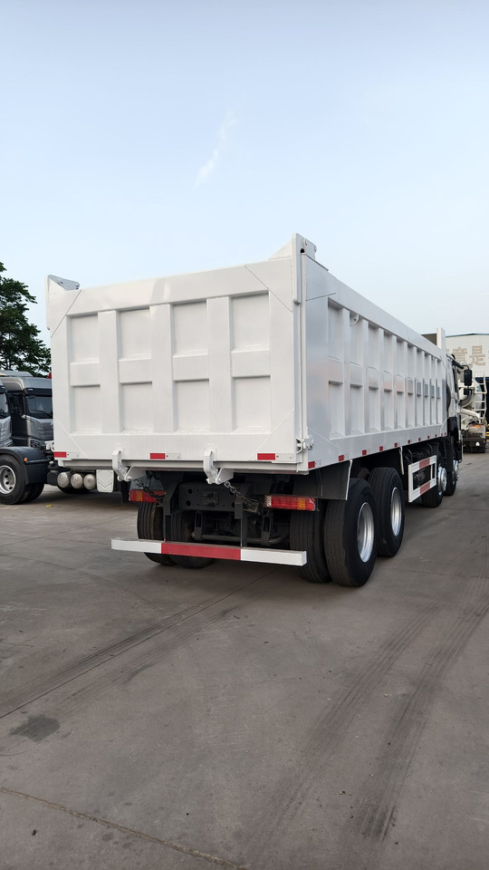 SINOTRUK HOWO 371 8x4 Dump Truck Click for Discount - شاحنة قلاب: صورة 4 SINOTRUK HOWO 371 8x4 Dump Truck Click for Discount - شاحنة قلاب: صورة 4