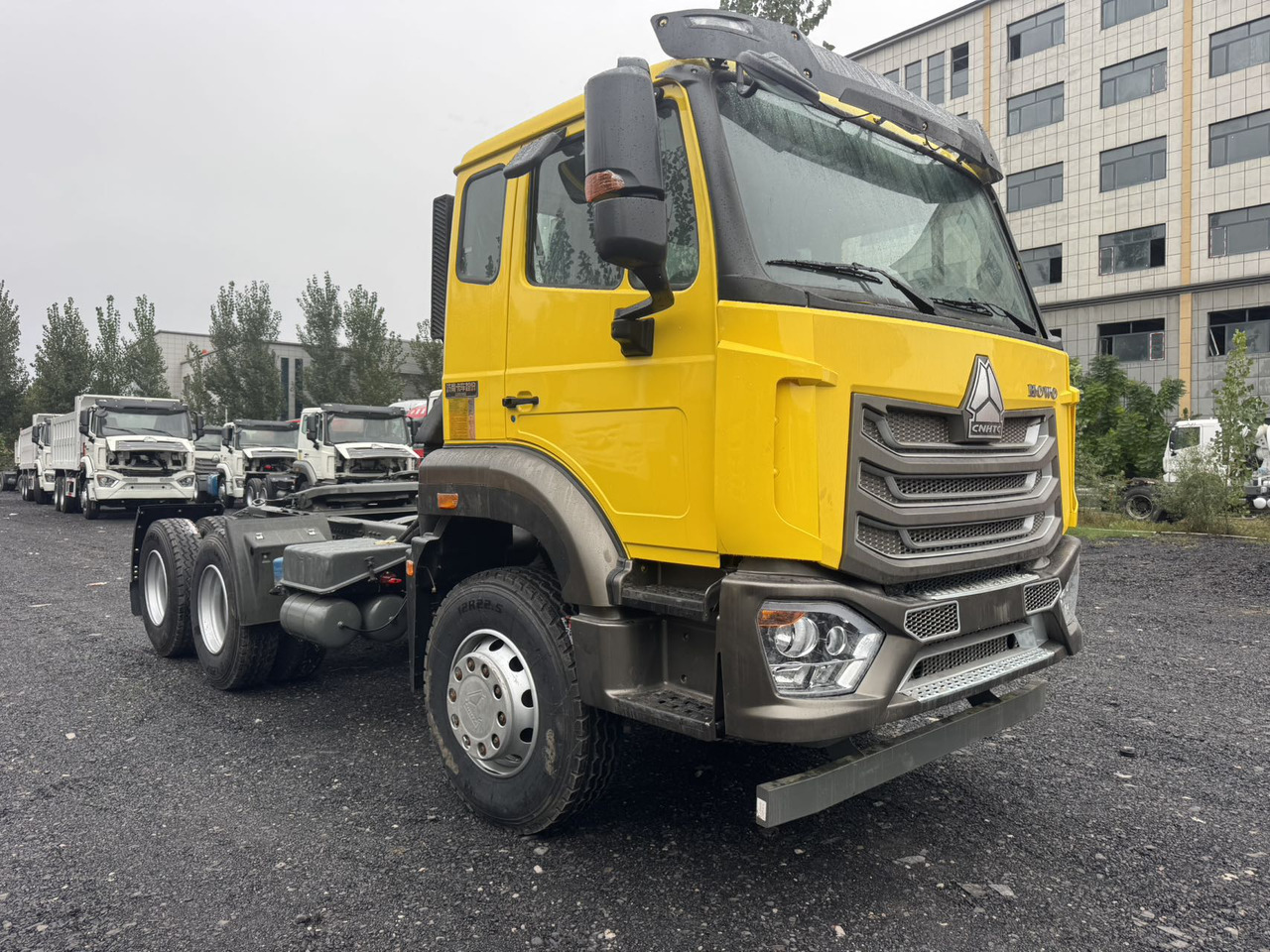 SINOTRUK HOWO 430HP Hydraulic Lift-Equipped Tractor Unit Click for Discount - وحدة جر: صورة 3 SINOTRUK HOWO 430HP Hydraulic Lift-Equipped Tractor Unit Click for Discount - وحدة جر: صورة 3