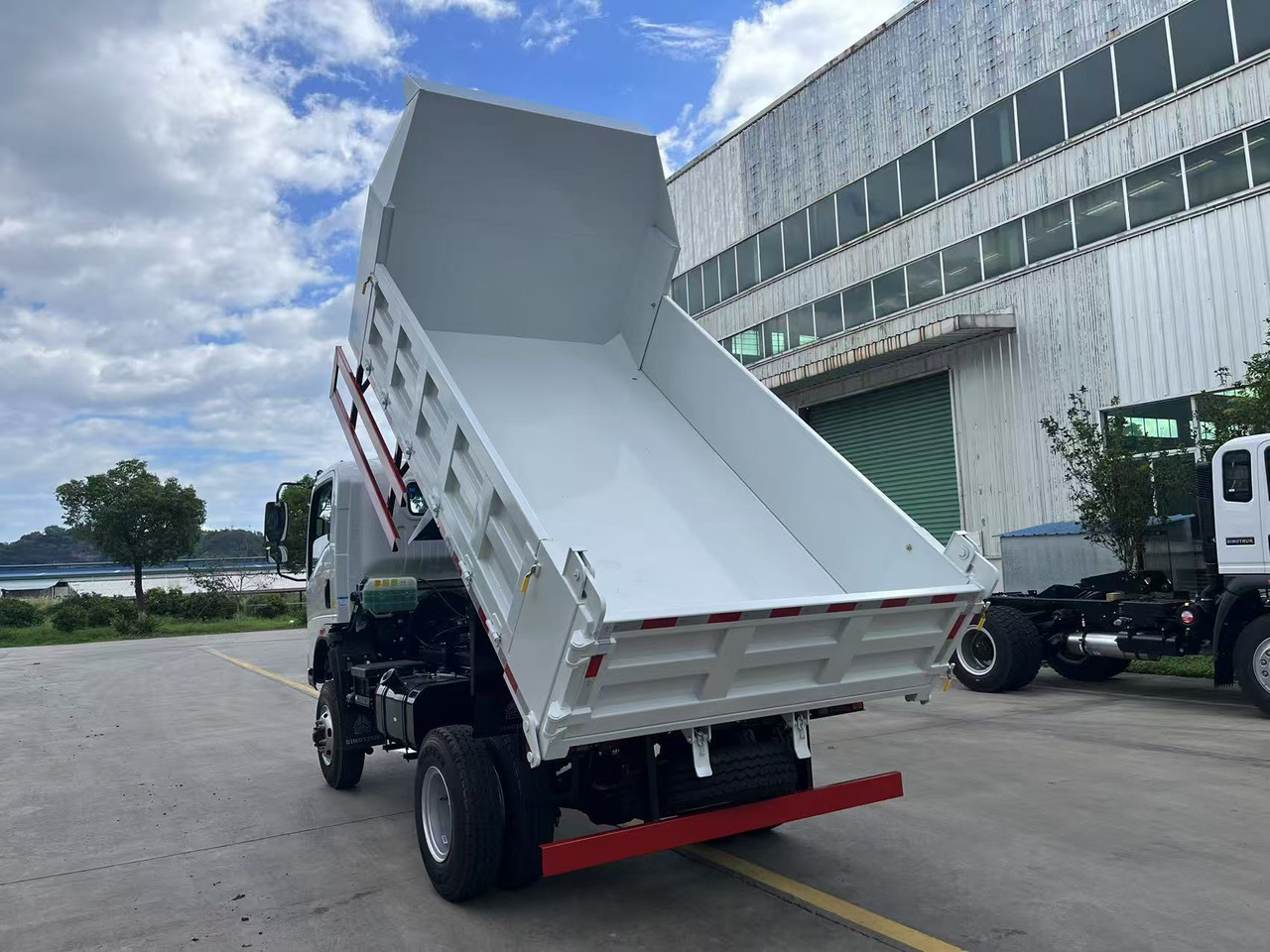 SINOTRUK HOWO 4x2 Dump Truck Click Here for Discount SINOTRUK HOWO 4x2 Dump Truck Click Here for Discount: صورة 7