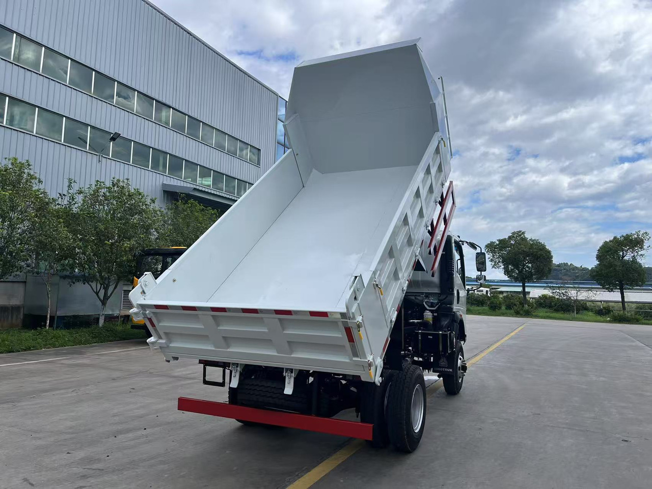 SINOTRUK HOWO 4x2 Dump Truck Click Here for Discount - شاحنة قلاب: صورة 5 SINOTRUK HOWO 4x2 Dump Truck Click Here for Discount - شاحنة قلاب: صورة 5