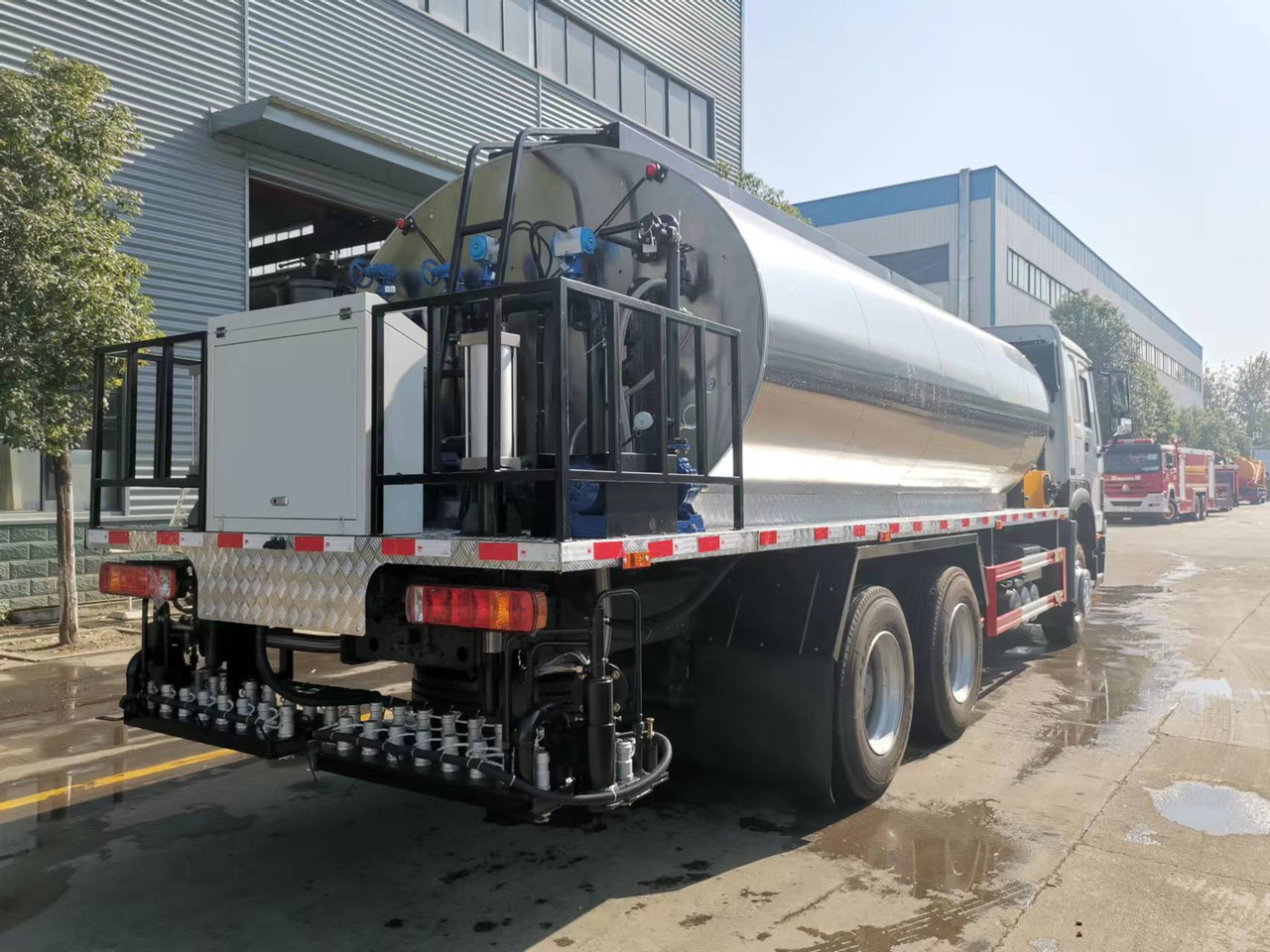 SINOTRUK HOWO CLICK HERE FOR DISCOUNT - موزع الأسفلت: صورة 5 SINOTRUK HOWO CLICK HERE FOR DISCOUNT - موزع الأسفلت: صورة 5