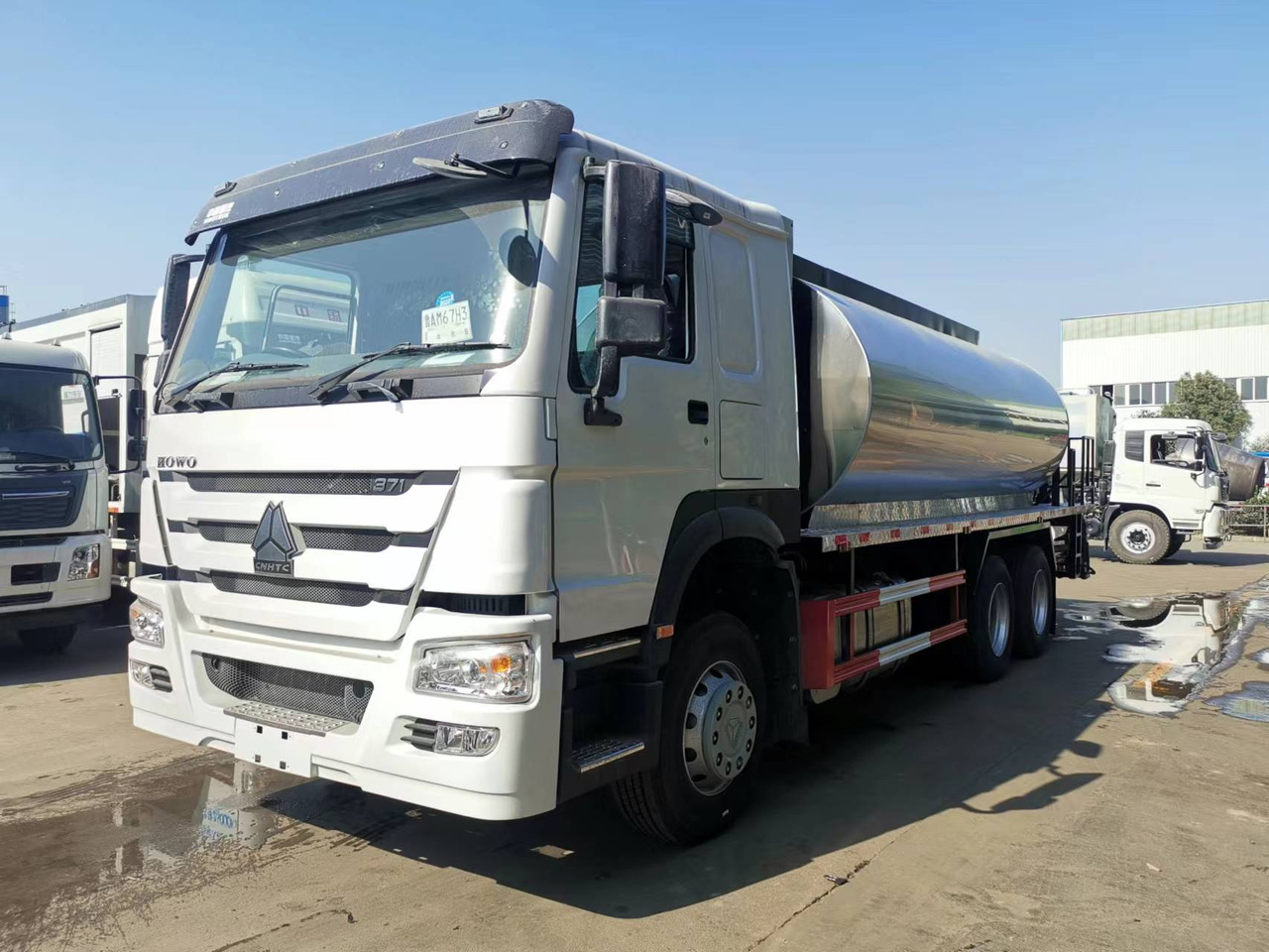 SINOTRUK HOWO CLICK HERE FOR DISCOUNT - موزع الأسفلت: صورة 1 SINOTRUK HOWO CLICK HERE FOR DISCOUNT - موزع الأسفلت: صورة 1