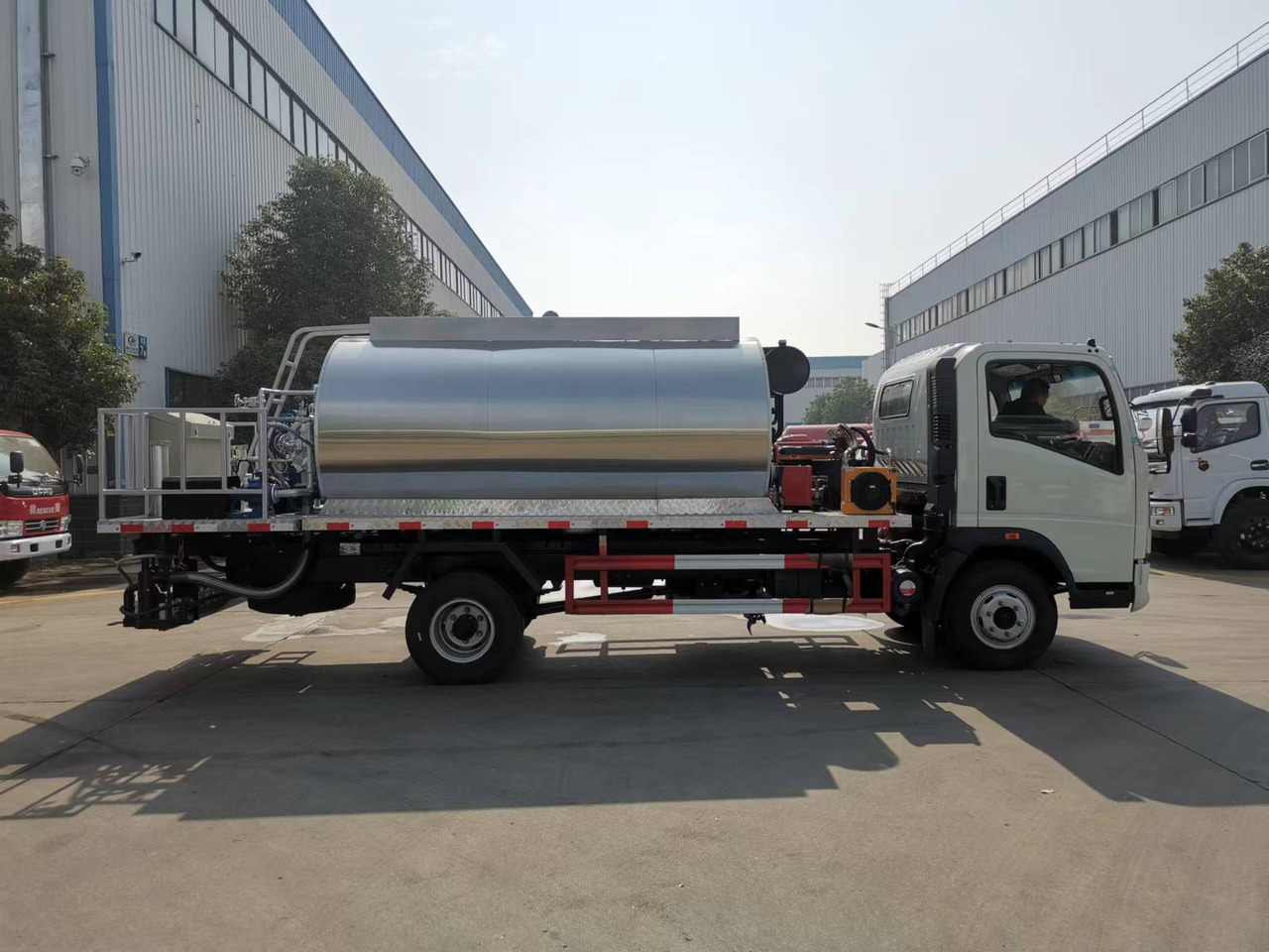 SINOTRUK HOWO CLICK HERE FOR DISCOUNT - موزع الأسفلت: صورة 3 SINOTRUK HOWO CLICK HERE FOR DISCOUNT - موزع الأسفلت: صورة 3