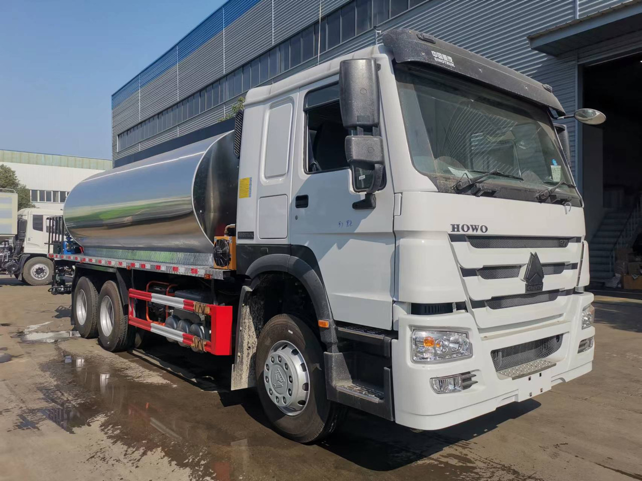 SINOTRUK HOWO CLICK HERE FOR DISCOUNT - موزع الأسفلت: صورة 2 SINOTRUK HOWO CLICK HERE FOR DISCOUNT - موزع الأسفلت: صورة 2