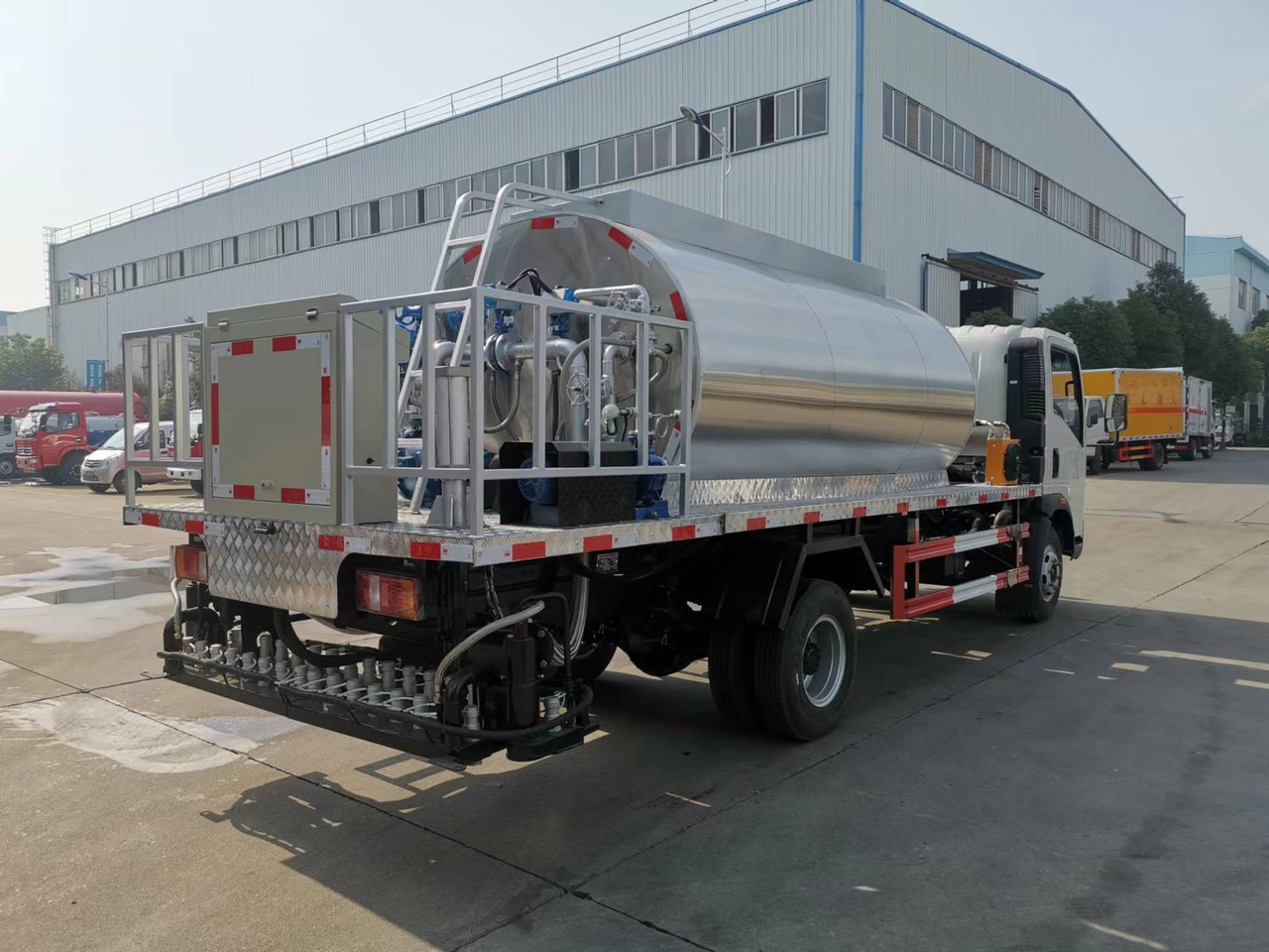 SINOTRUK HOWO CLICK HERE FOR DISCOUNT - موزع الأسفلت: صورة 4 SINOTRUK HOWO CLICK HERE FOR DISCOUNT - موزع الأسفلت: صورة 4