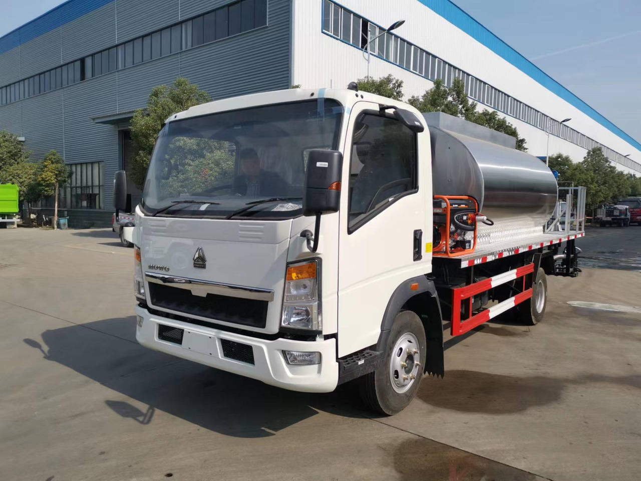 SINOTRUK HOWO CLICK HERE FOR DISCOUNT - موزع الأسفلت: صورة 2 SINOTRUK HOWO CLICK HERE FOR DISCOUNT - موزع الأسفلت: صورة 2