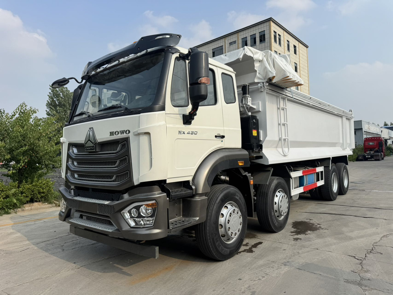 SINOTRUK HOWO Dump Truck 8x4 Click Here for Discount - شاحنة قلاب: صورة 1 SINOTRUK HOWO Dump Truck 8x4 Click Here for Discount - شاحنة قلاب: صورة 1