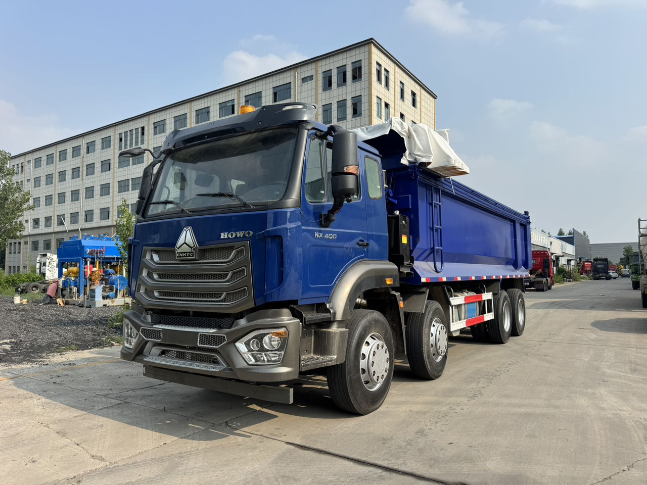 SINOTRUK HOWO Dump Truck 8x4 Click for Discount - شاحنة قلاب: صورة 1 SINOTRUK HOWO Dump Truck 8x4 Click for Discount - شاحنة قلاب: صورة 1