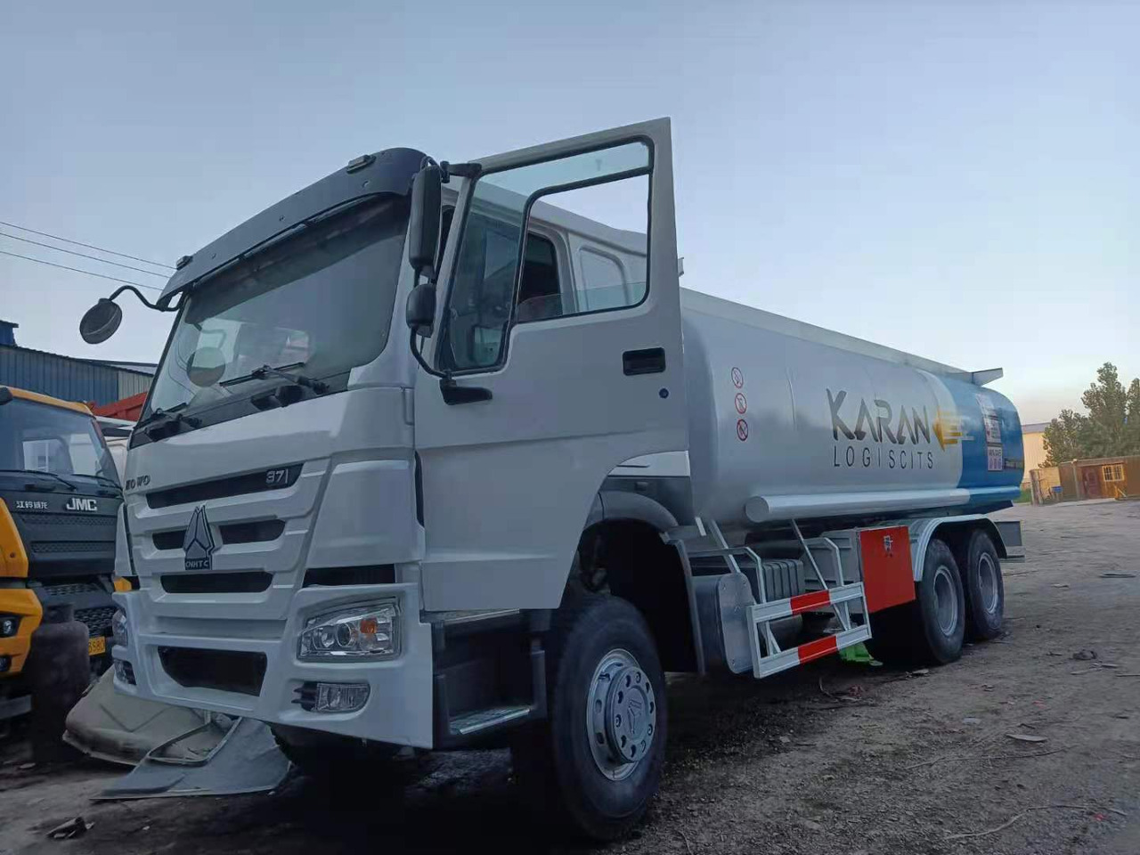 SINOTRUK Howo 371 Fuel Tanker Click Here For DISCOUNT - شاحنة صهريج: صورة 2 SINOTRUK Howo 371 Fuel Tanker Click Here For DISCOUNT - شاحنة صهريج: صورة 2