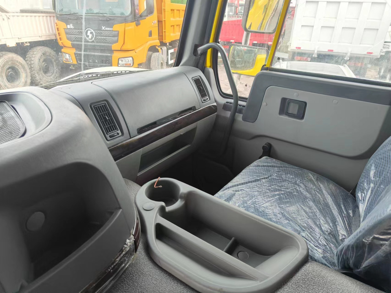 Sino HOWO 8x4 Dump Truck Click for Discount - شاحنة قلاب: صورة 5 Sino HOWO 8x4 Dump Truck Click for Discount - شاحنة قلاب: صورة 5