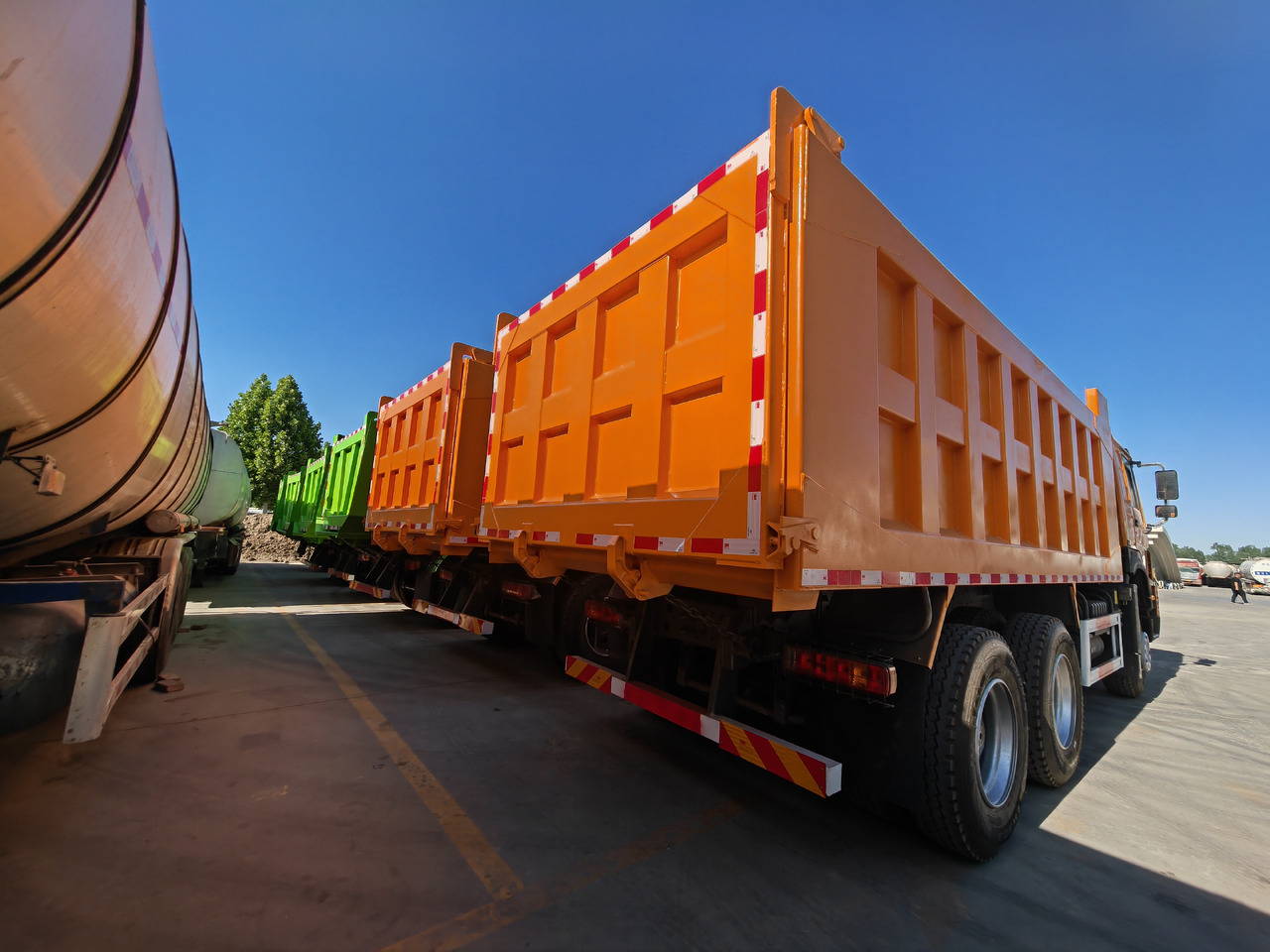 Sinotrack HOWO 6x4 Dump Truck Click for Discount - شاحنة قلاب: صورة 3 Sinotrack HOWO 6x4 Dump Truck Click for Discount - شاحنة قلاب: صورة 3