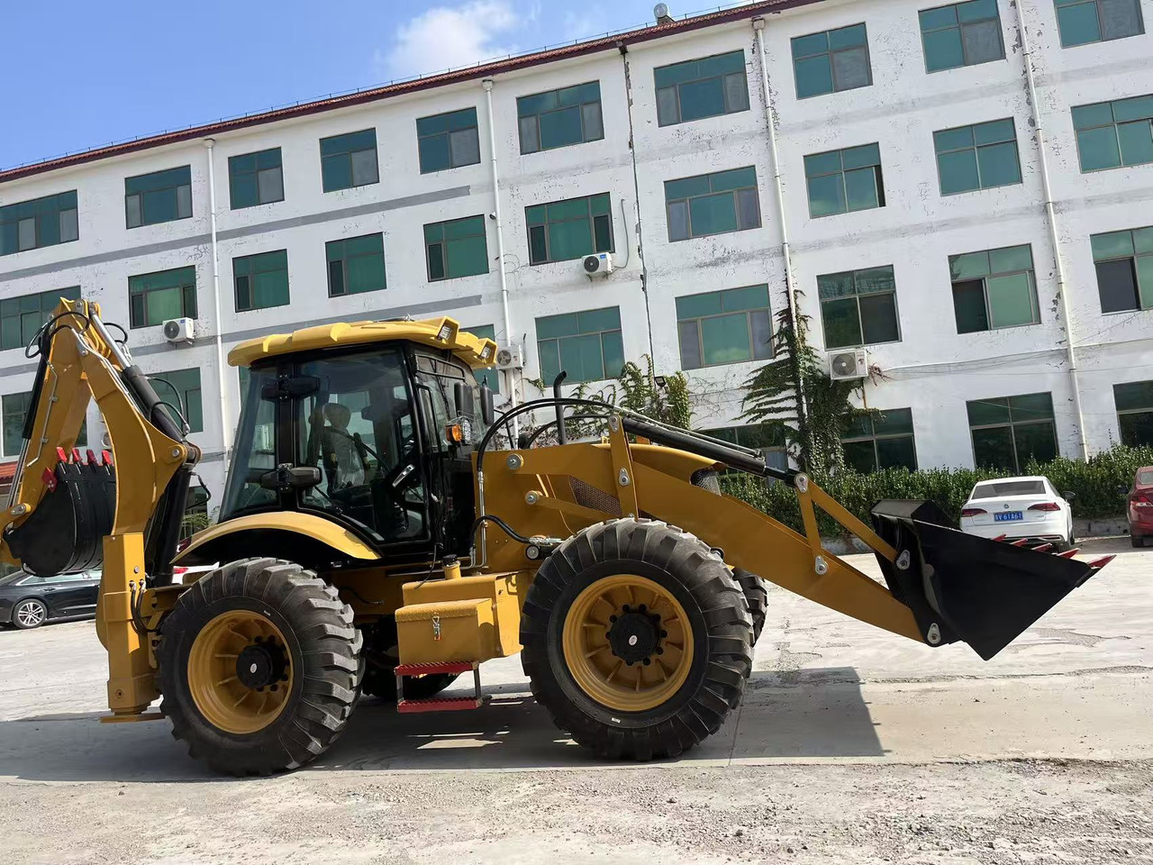 XCMG Backhoe Loader Click for Discount - جرافة حفار: صورة 5 XCMG Backhoe Loader Click for Discount - جرافة حفار: صورة 5