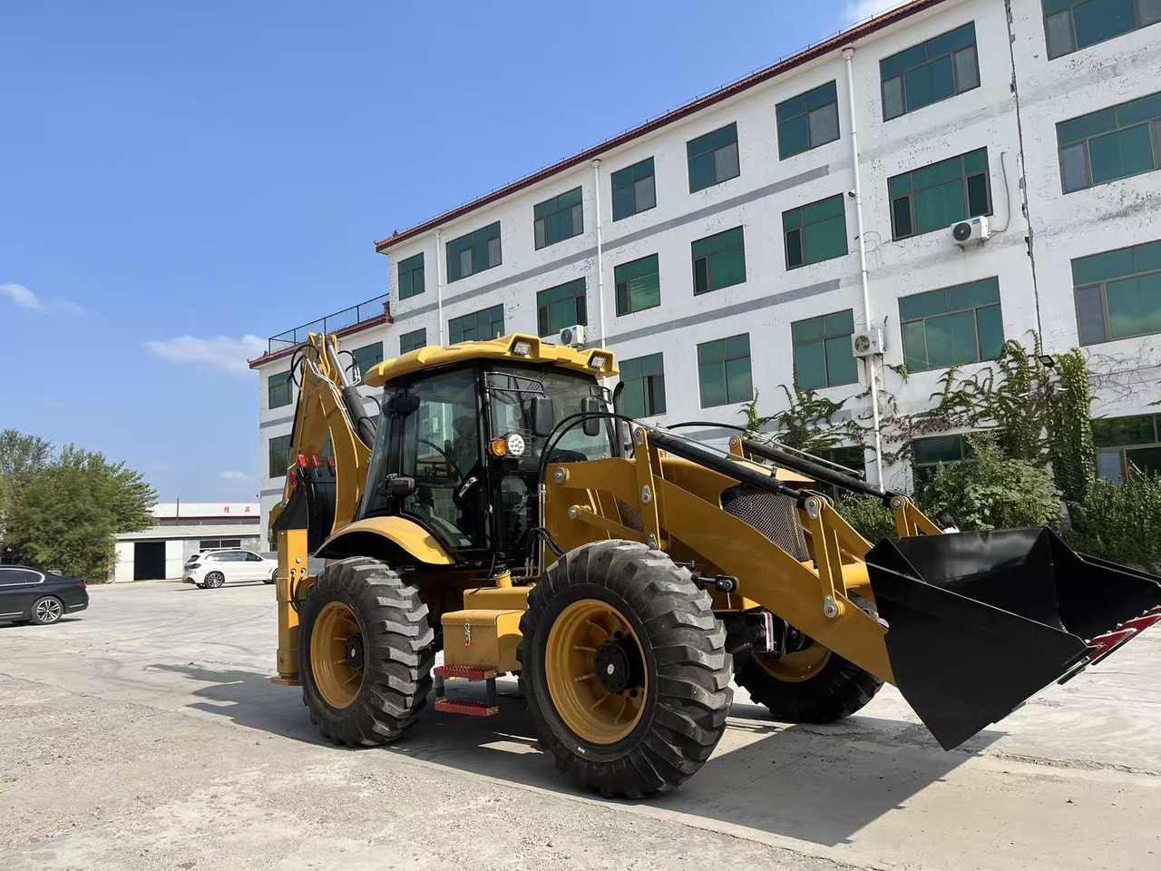 XCMG Backhoe Loader Click for Discount - جرافة حفار: صورة 4 XCMG Backhoe Loader Click for Discount - جرافة حفار: صورة 4