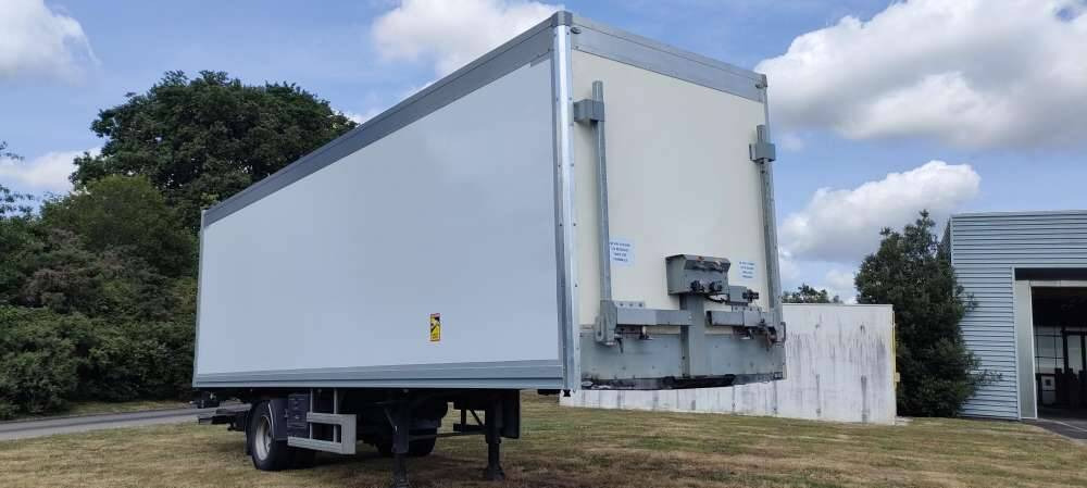 Semi-remorque 1 Essieu DISTRIBOX HAYON 24 PALETTES 2 PORTES AR 2M80 - نصف مقطورة صندوق مغلق: صورة 1 Semi-remorque 1 Essieu DISTRIBOX HAYON 24 PALETTES 2 PORTES AR 2M80 - نصف مقطورة صندوق مغلق: صورة 1