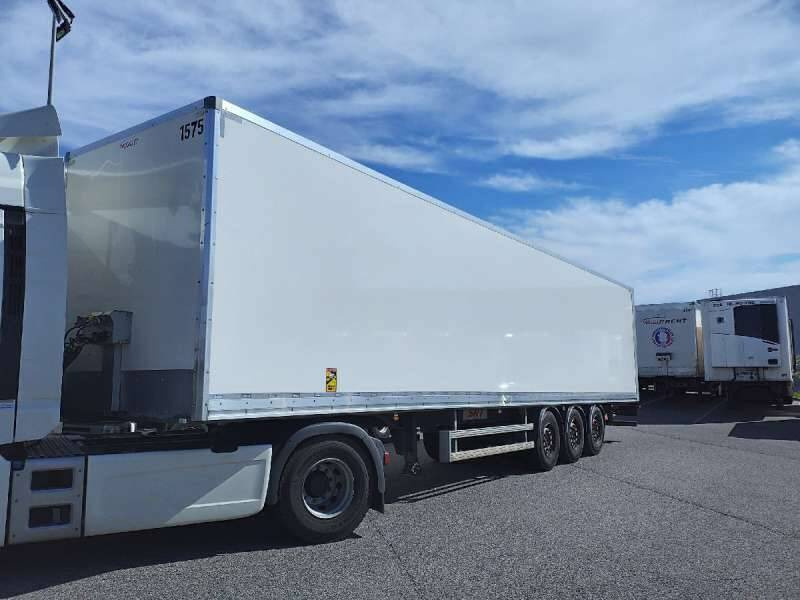 Semi-remorque 3 Essieux SEMI RECONDITONNEE -38 TONNES PORTE RELEVANTE - نصف مقطورة صندوق مغلق: صورة 2 Semi-remorque 3 Essieux SEMI RECONDITONNEE -38 TONNES PORTE RELEVANTE - نصف مقطورة صندوق مغلق: صورة 2