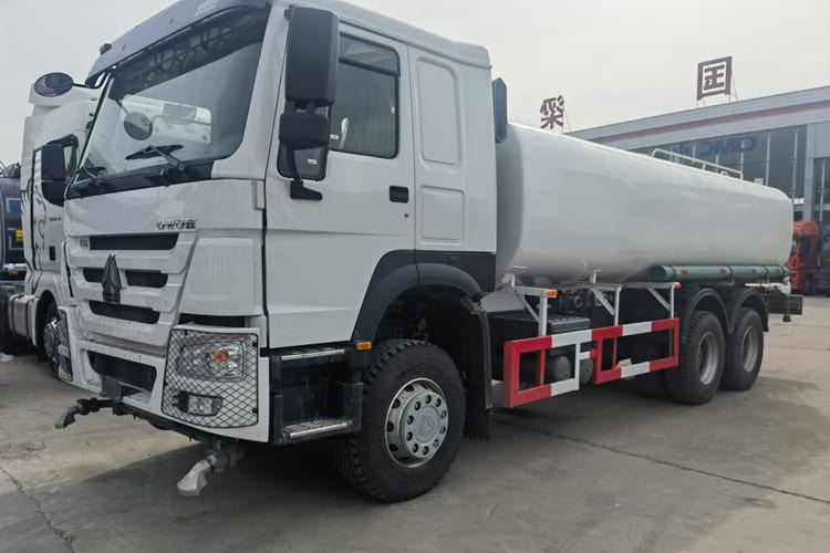 Howo Howo Water Tank Truck for Sale in Zambia - شاحنة صهريج: صورة 1 Howo Howo Water Tank Truck for Sale in Zambia - شاحنة صهريج: صورة 1