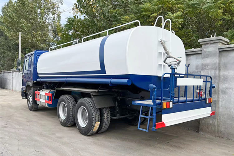 Howo Water Sprinkler Truck for Sale in Mali - شاحنة صهريج: صورة 2 Howo Water Sprinkler Truck for Sale in Mali - شاحنة صهريج: صورة 2
