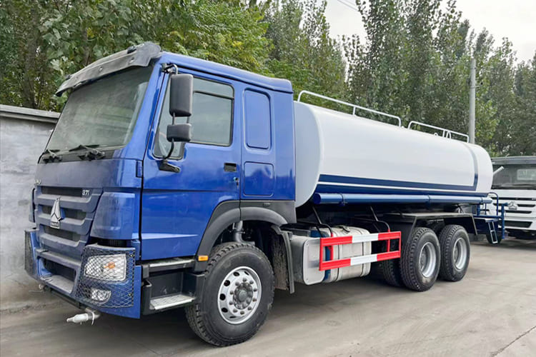 Howo Water Sprinkler Truck for Sale in Mali - شاحنة صهريج: صورة 1 Howo Water Sprinkler Truck for Sale in Mali - شاحنة صهريج: صورة 1