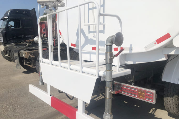 Howo Water Tanker Truck for Sale in Guyana - شاحنة صهريج: صورة 4 Howo Water Tanker Truck for Sale in Guyana - شاحنة صهريج: صورة 4