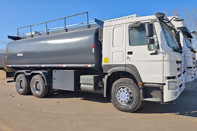 SINOTRUK 2025 New Howo Oil Tanker Trucks for Sale in Congo - شاحنة صهريج: صورة 1 SINOTRUK 2025 New Howo Oil Tanker Trucks for Sale in Congo - شاحنة صهريج: صورة 1