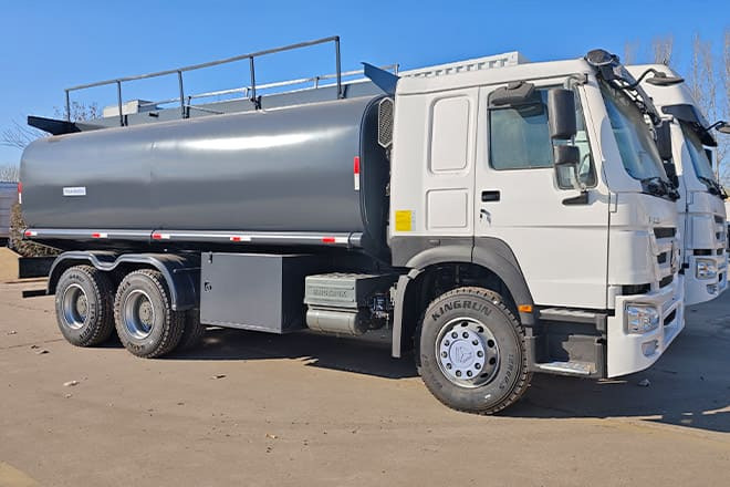 SINOTRUK 2025 New Howo Oil Tanker Trucks for Sale in Congo - شاحنة صهريج: صورة 2 SINOTRUK 2025 New Howo Oil Tanker Trucks for Sale in Congo - شاحنة صهريج: صورة 2