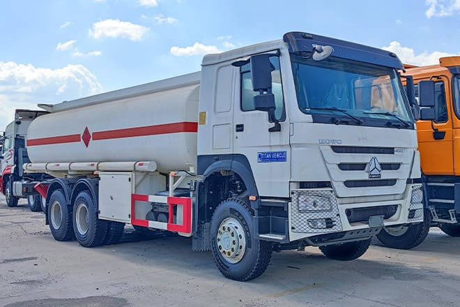 SINOTRUK Howo 400 Diesel Tanker Truck for Sale in Nigeria - شاحنة صهريج: صورة 1 SINOTRUK Howo 400 Diesel Tanker Truck for Sale in Nigeria - شاحنة صهريج: صورة 1