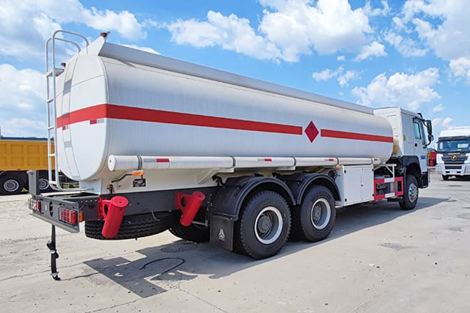 SINOTRUK Howo 400 Diesel Tanker Truck for Sale in Nigeria - شاحنة صهريج: صورة 4 SINOTRUK Howo 400 Diesel Tanker Truck for Sale in Nigeria - شاحنة صهريج: صورة 4