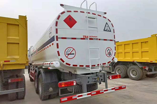 SINOTRUK Howo 6X4 Oil Truck Price for Sale in Djibouti - شاحنة صهريج: صورة 4 SINOTRUK Howo 6X4 Oil Truck Price for Sale in Djibouti - شاحنة صهريج: صورة 4