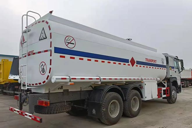 SINOTRUK Howo 6X4 Oil Truck Price for Sale in Djibouti - شاحنة صهريج: صورة 3 SINOTRUK Howo 6X4 Oil Truck Price for Sale in Djibouti - شاحنة صهريج: صورة 3